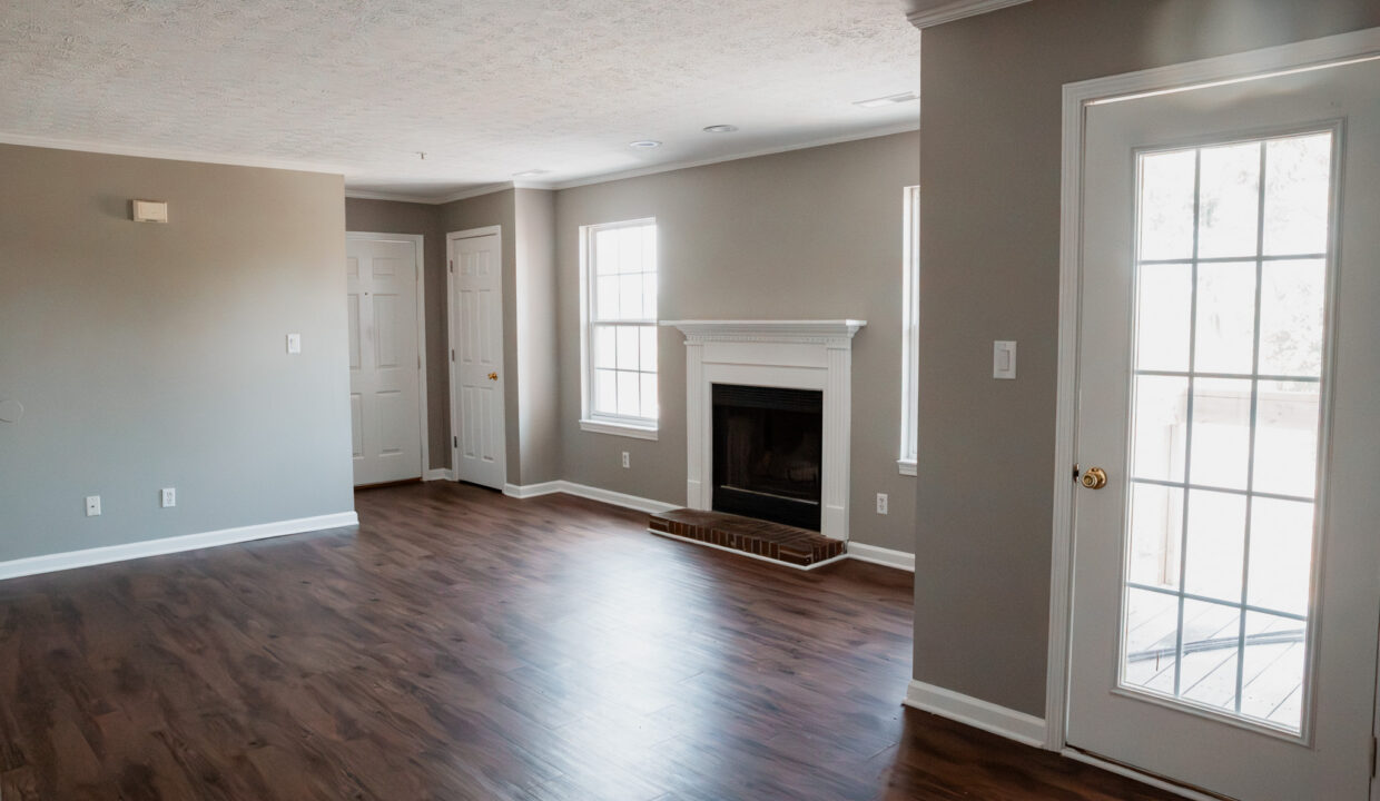 full livingroom view facing street-horizontal