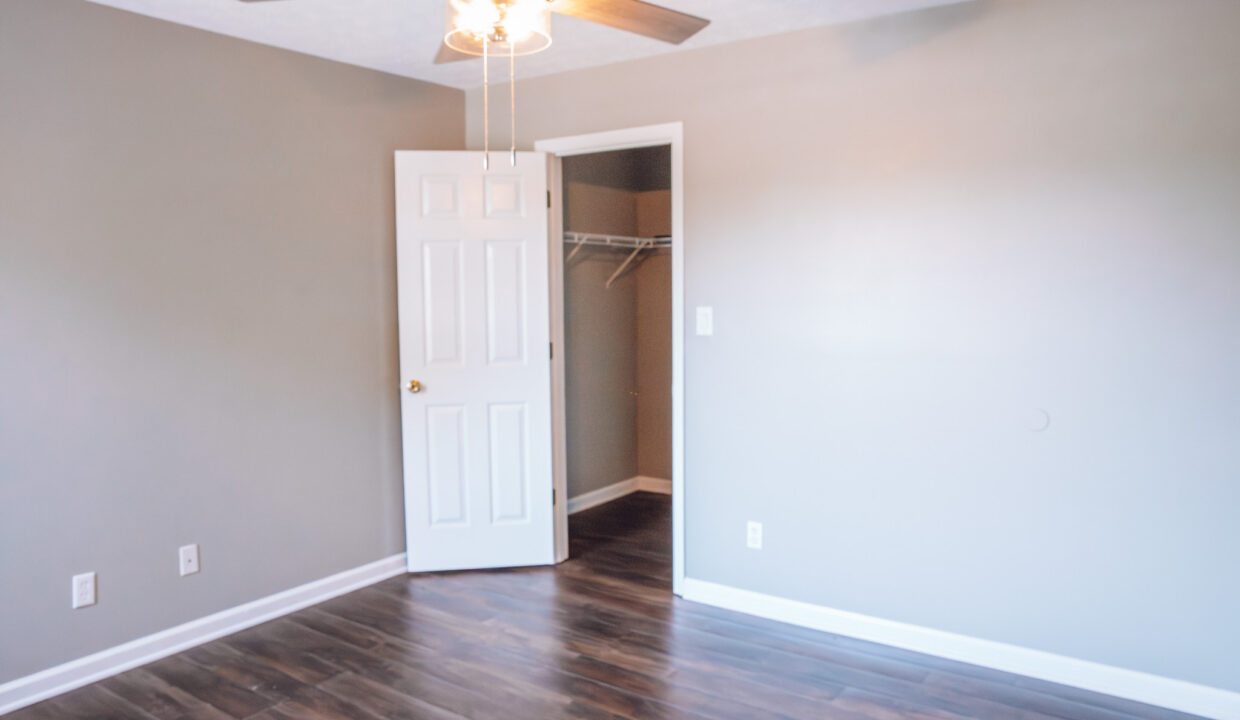 guest bed with closet-horiztonal